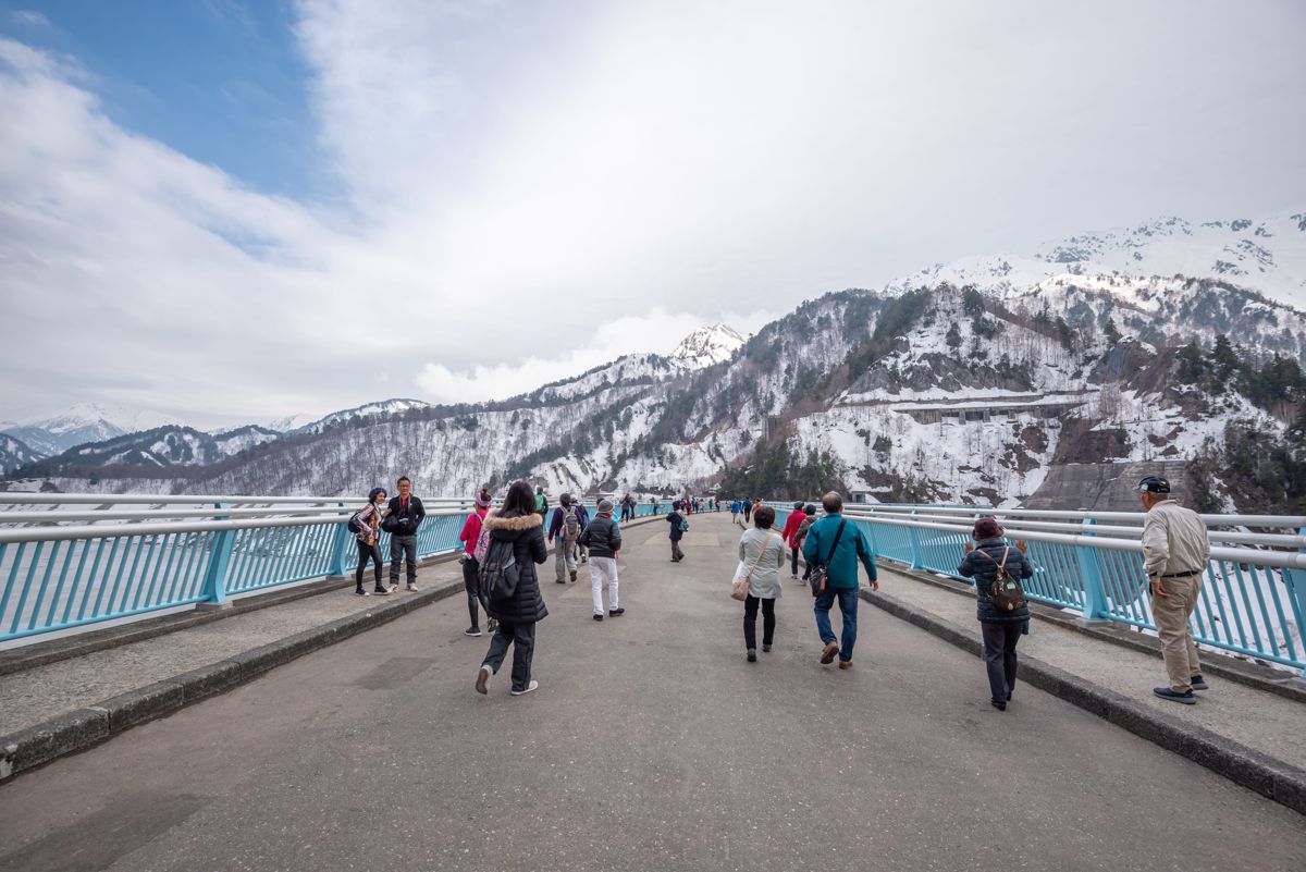 黑部水壩壩頂步道與殘雪山景
