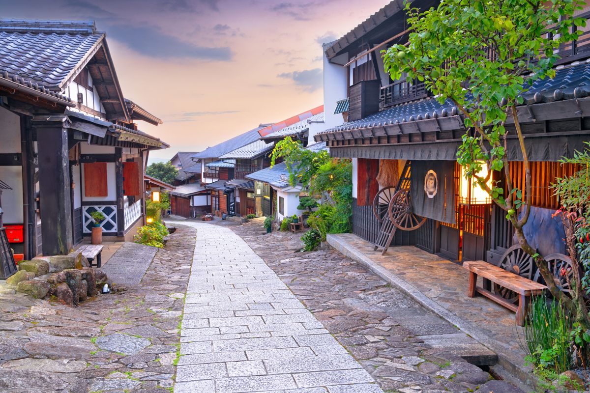 馬籠宿石板坡道與木造宿場町