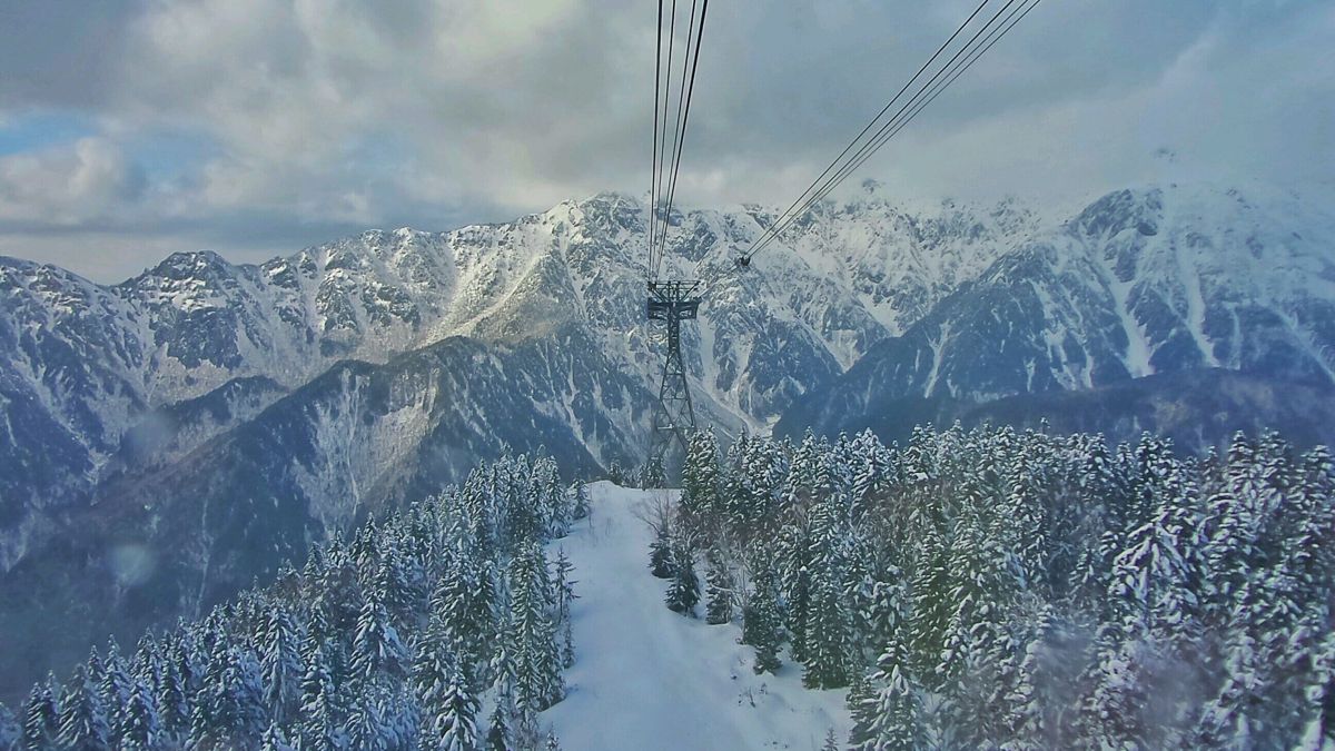 立山空中纜車俯瞰雪地森林與後立山連峰