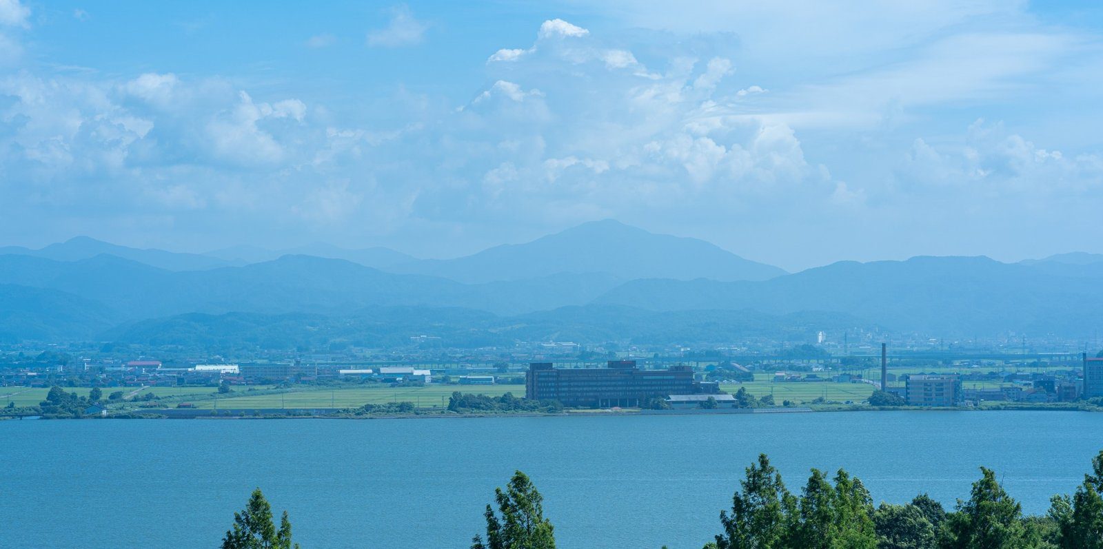 Arrowle 飯店 隔著柴山潟望向白山連峰