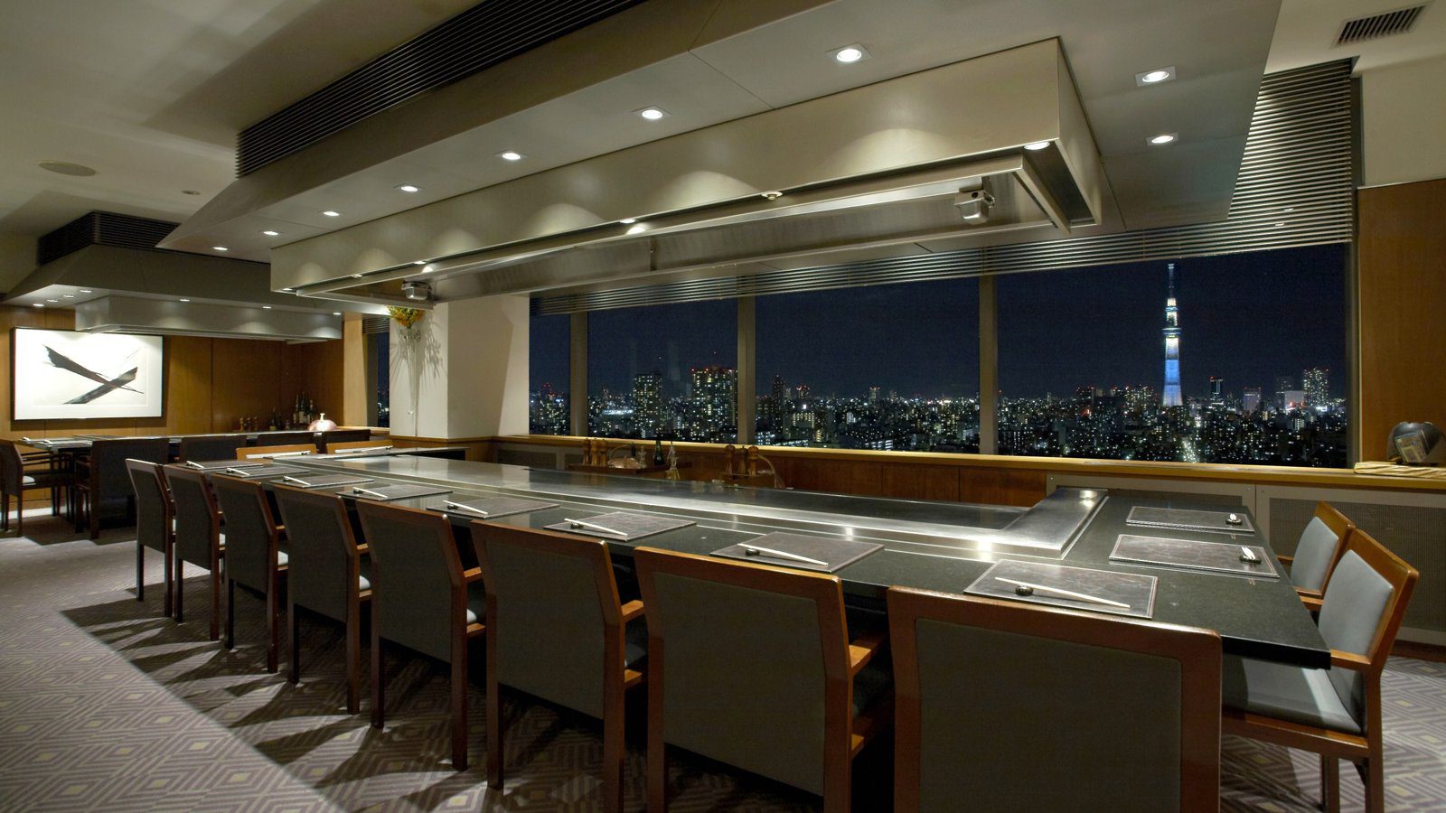 東京東方21世紀酒店 21 樓鐵板燒木場的吧台與夜景
