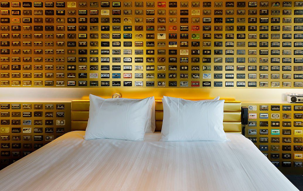 HOTEL GROOVE SHINJUKU 床頭牆嵌滿卡帶的 GROOVE ROOM