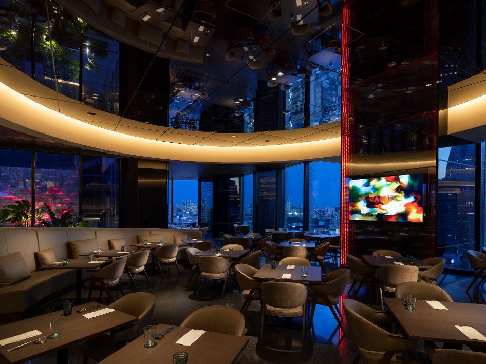 HOTEL GROOVE SHINJUKU 17 樓 JAM17 DINING 的用餐區與夜景