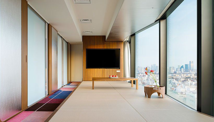 HOTEL GROOVE SHINJUKU Japanese Suite 的榻榻米小上座與窗景