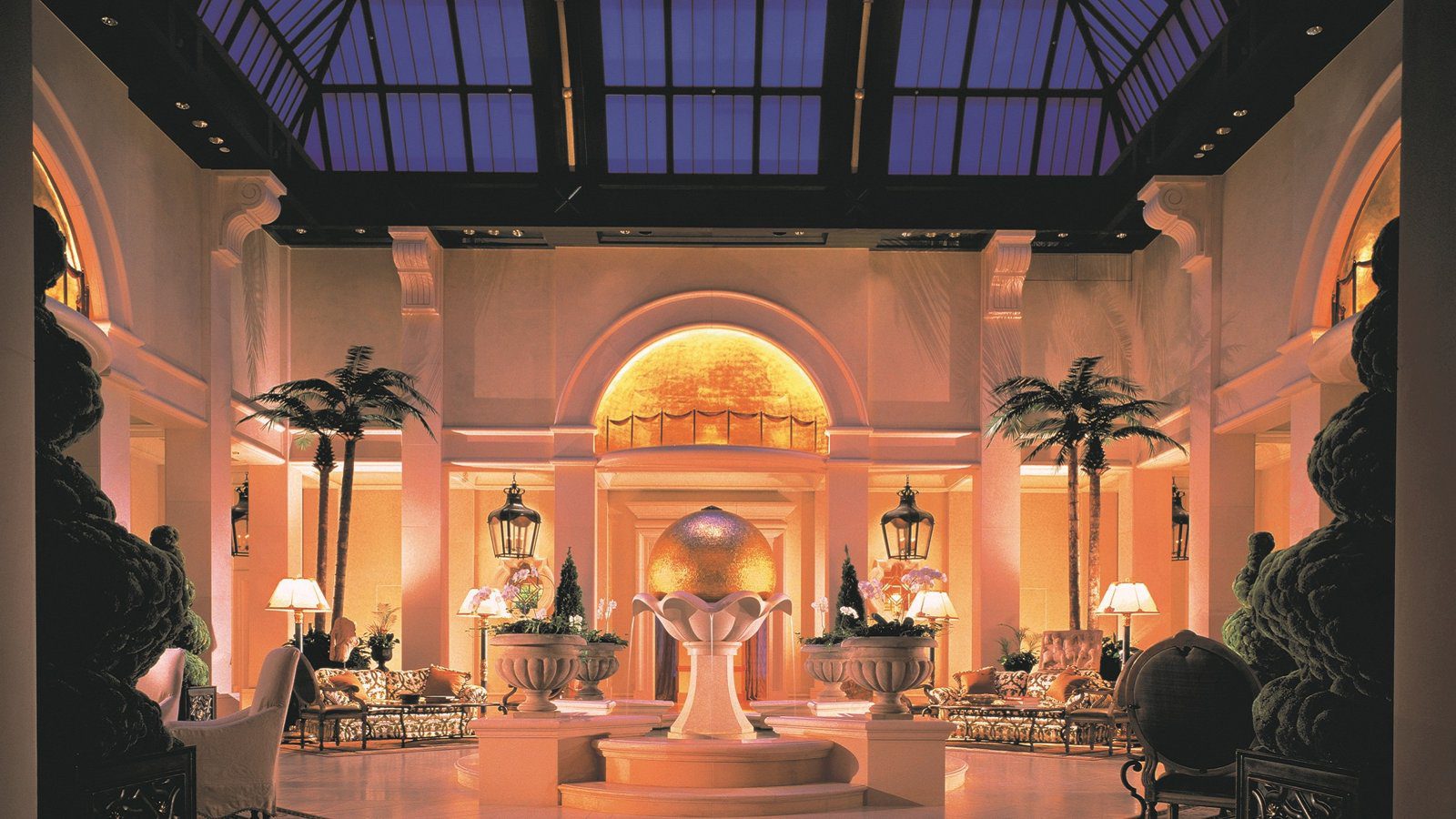 阪急國際飯店 25 樓挑高的 Atrium Lobby