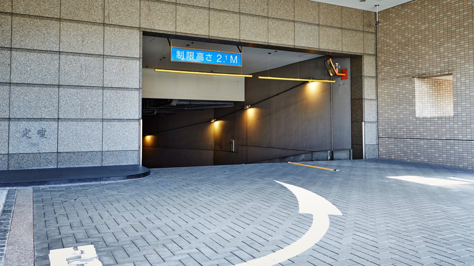 大阪阪神飯店 地下停車場入口與限高標示