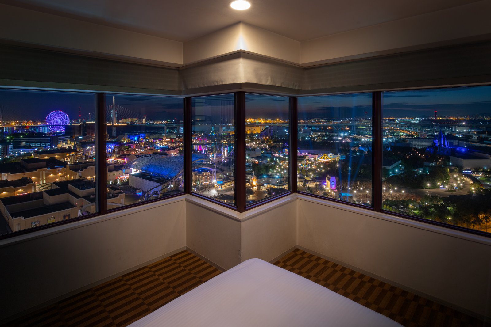 近鐵環球影城酒店 邊間客房窗外的園區夜景