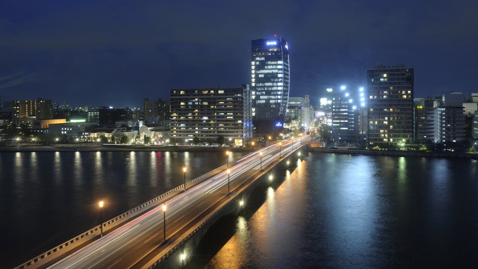 新潟大倉酒店 河景房看出去的信濃川夜景