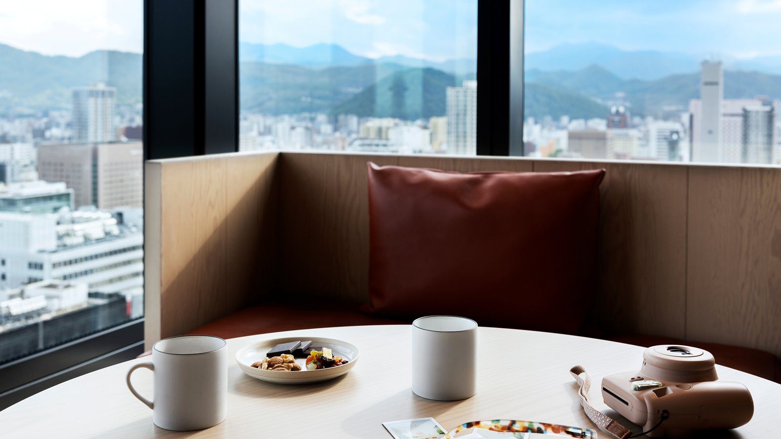札幌凱悅尚萃酒店 客房窗邊座位與札幌市景