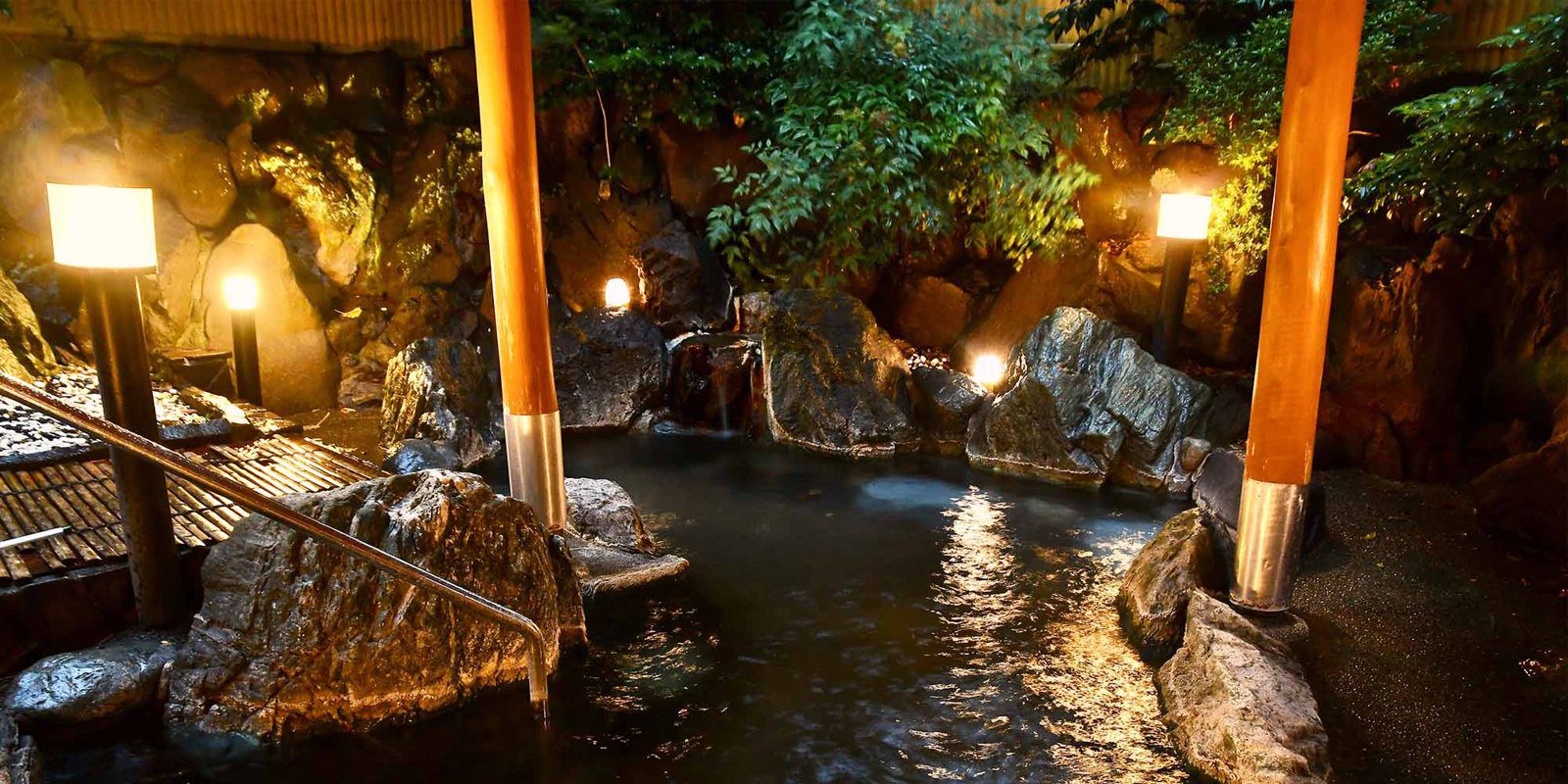 伊東小涌園 夜間點燈的岩石露天風呂