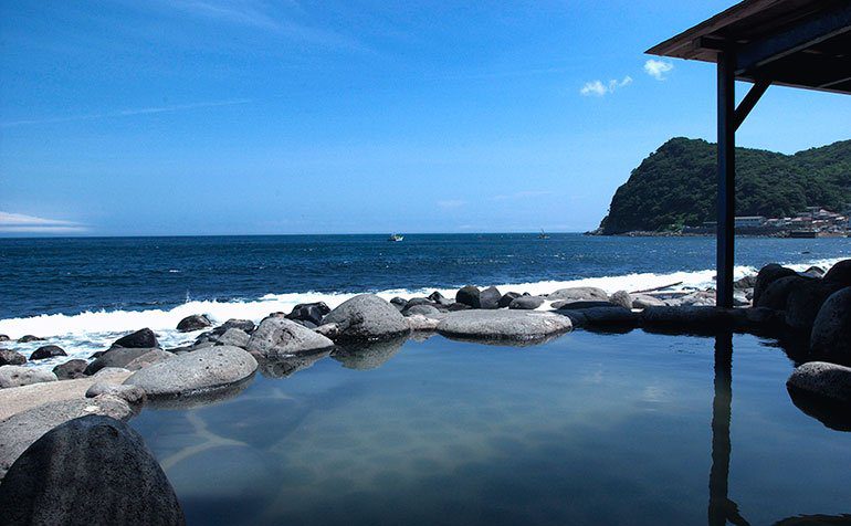 伊豆北川溫泉 望水 波打ち際的露天風呂「黑根岩風呂」