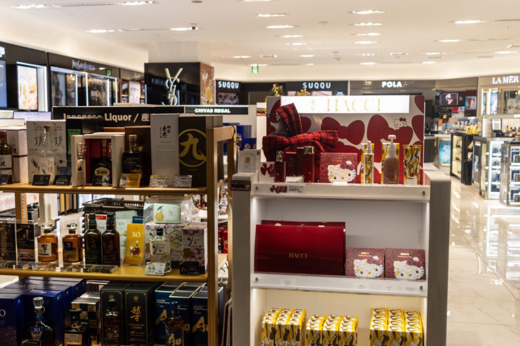 日本國際機場出境管制區免稅店威士忌與酒類專櫃實景