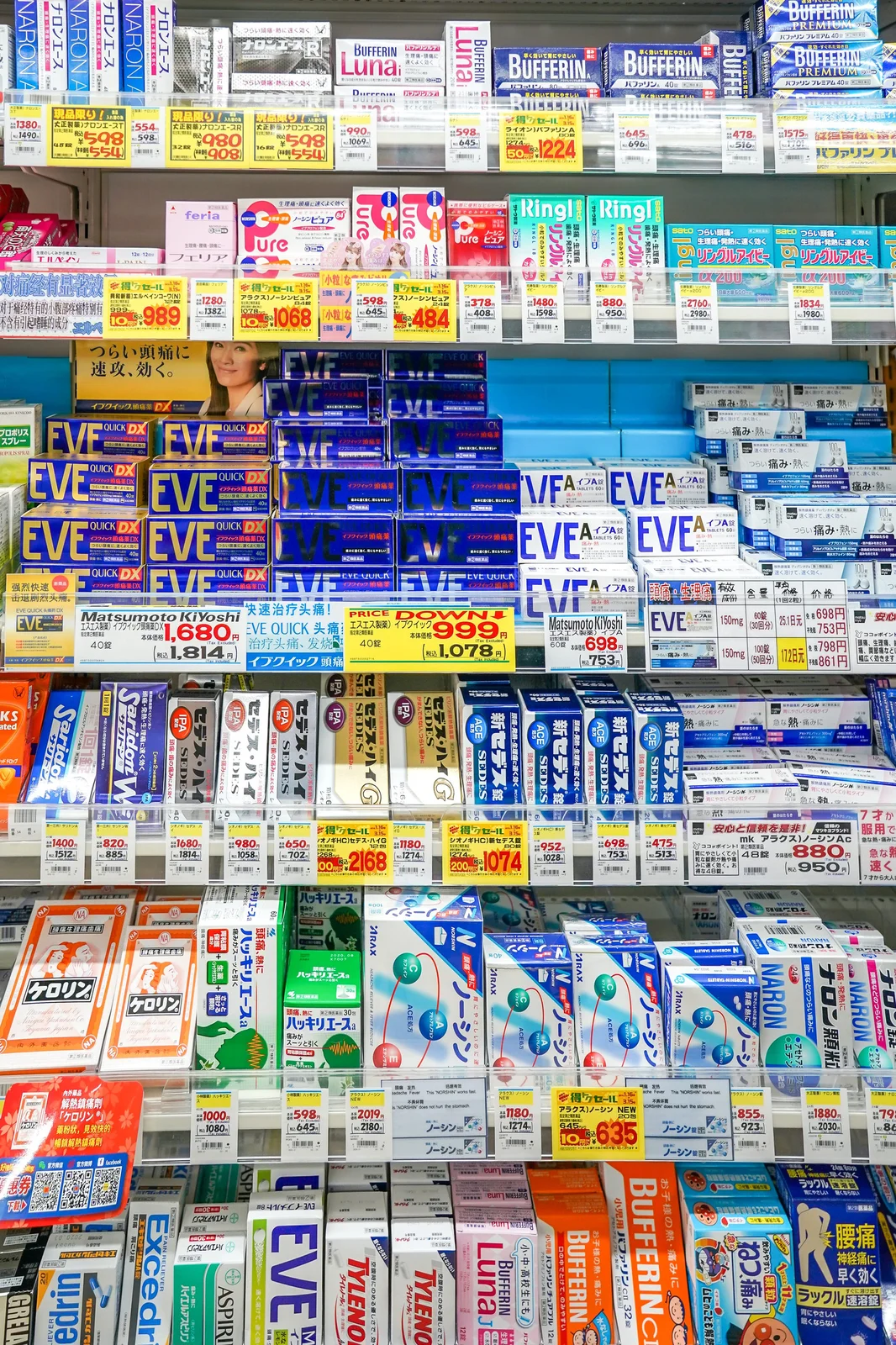 日本藥妝店止痛藥EVE與頭痛退燒成藥貨架