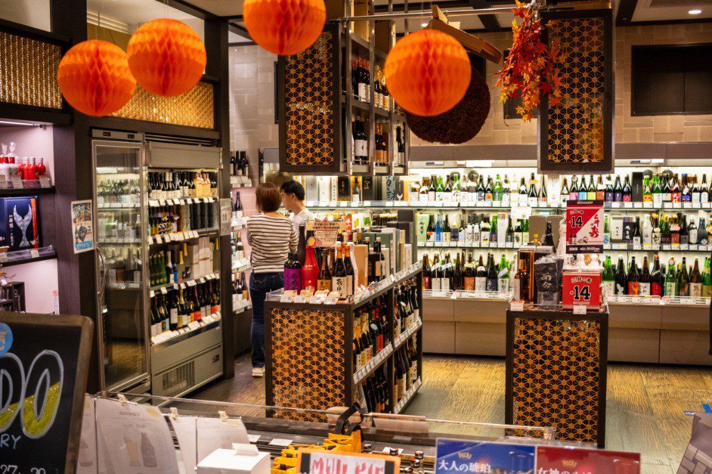 日本市區精緻地酒專賣店與連鎖洋酒店陳列實景