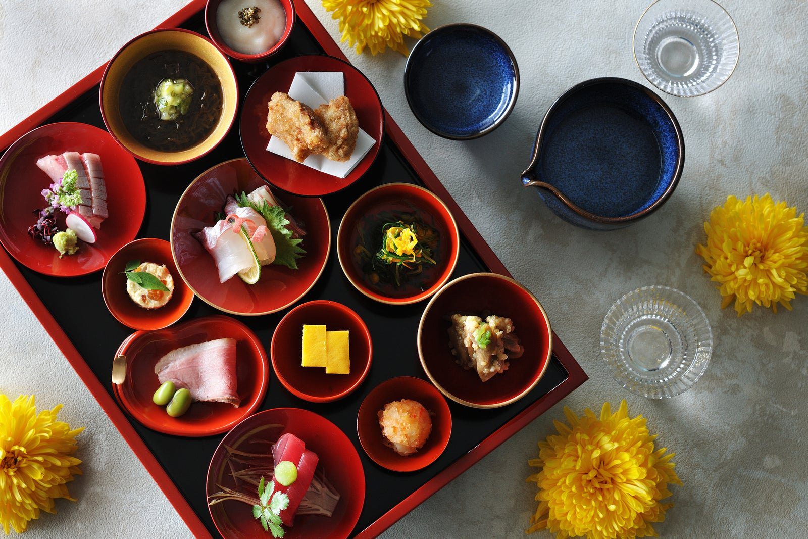 界 藏王晚餐「紅花山彩會席」的朱漆器皿寶樂盛與食用菊