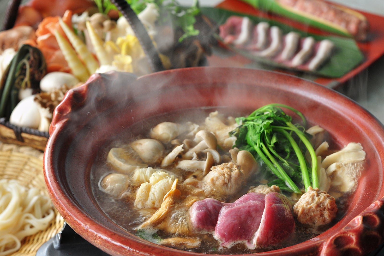 界 藏王晚餐的月山鍋,內有鴨肉、芹菜與菇類