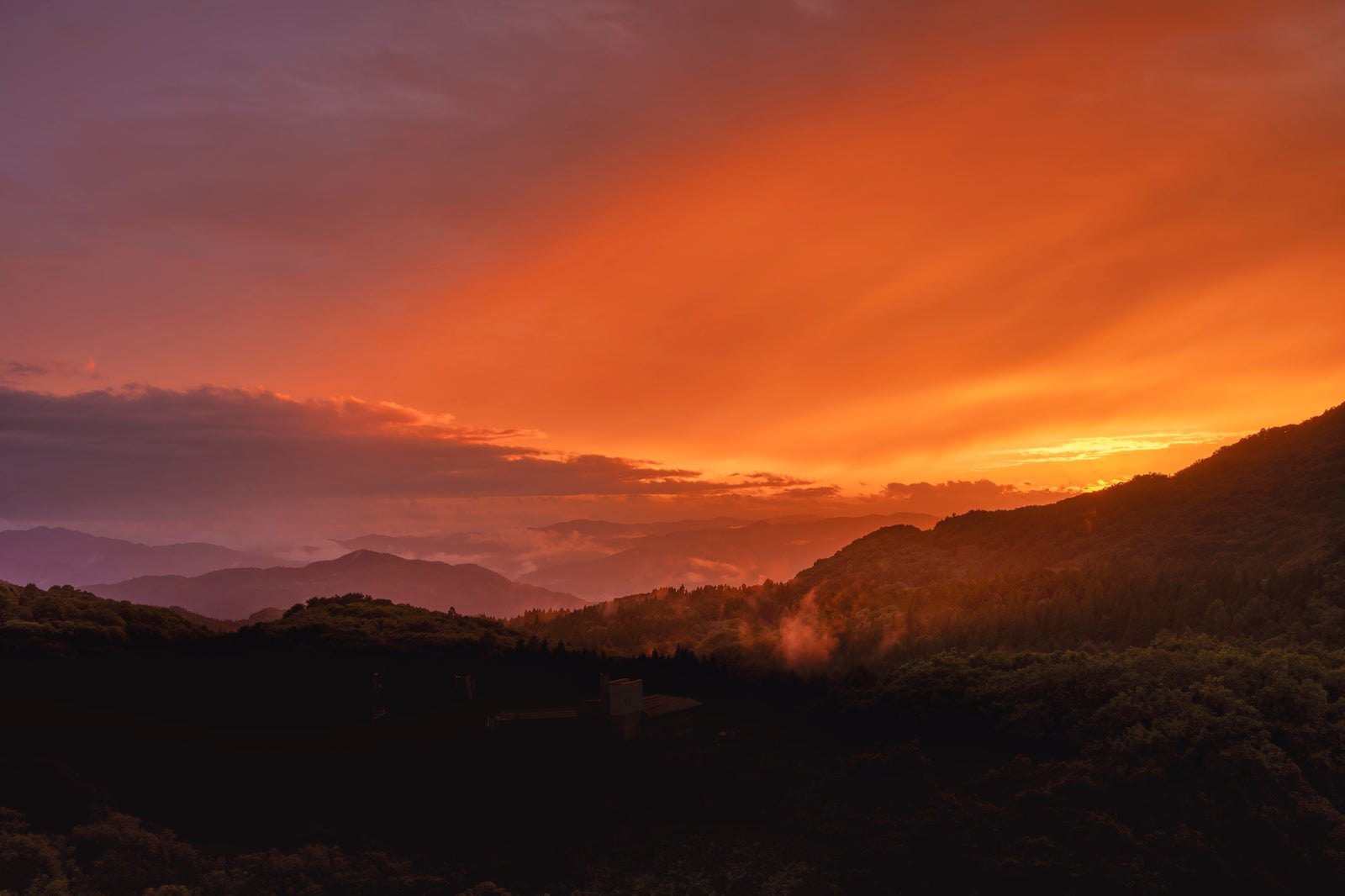 從界 藏王屋頂花園眺望的夕陽天空與山稜