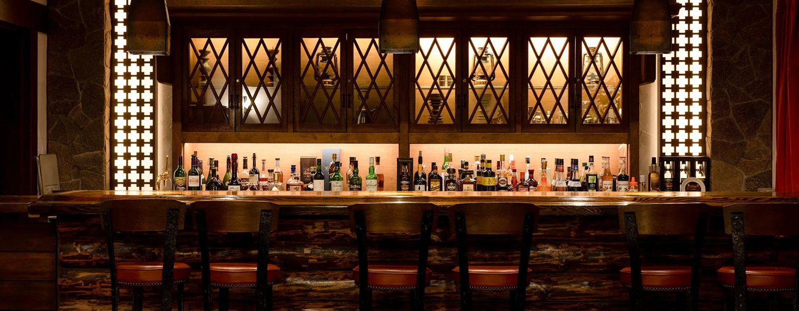 上高地帝國飯店 Bar Horn 吧台與酒櫃
