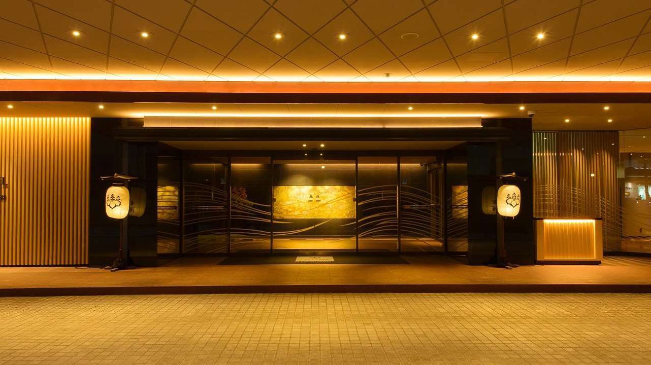 金澤東急飯店 1 樓入口車寄與玻璃門