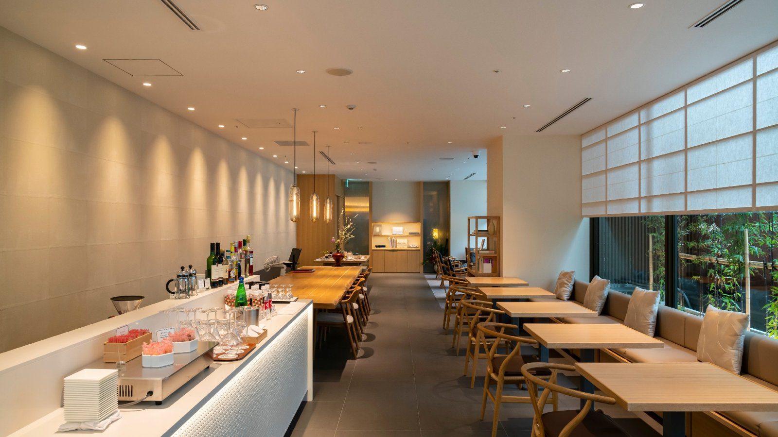 金澤東急飯店 2 樓 Club Lounge 的木質吧台與座位