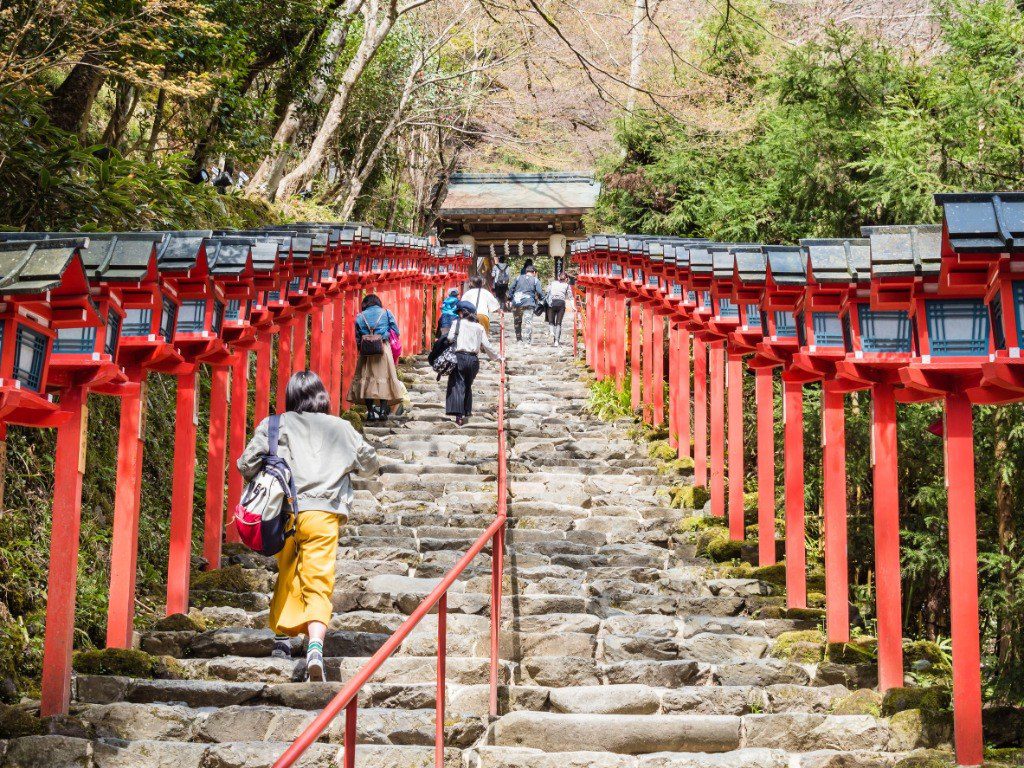 京都貴船神社朱紅木燈籠石階參道實拍