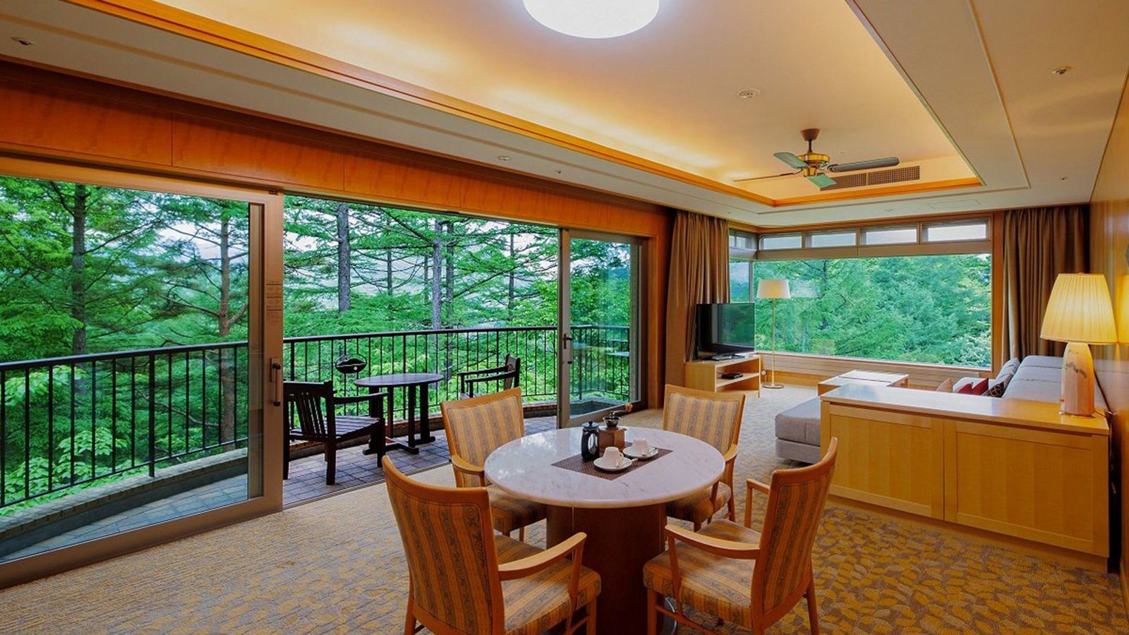 輕井澤淺間王子大飯店 套房客廳與陽台森林景