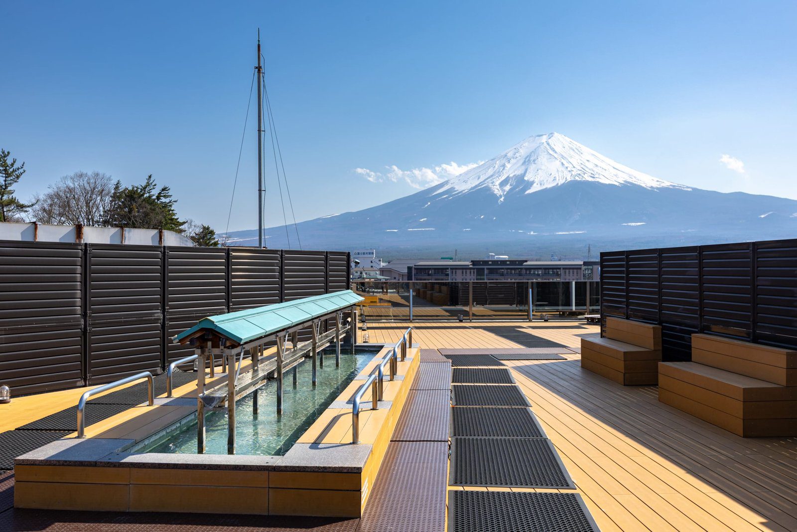 湖南荘 富士河口湖 屋頂足湯「Foot Spa 湧くわく」