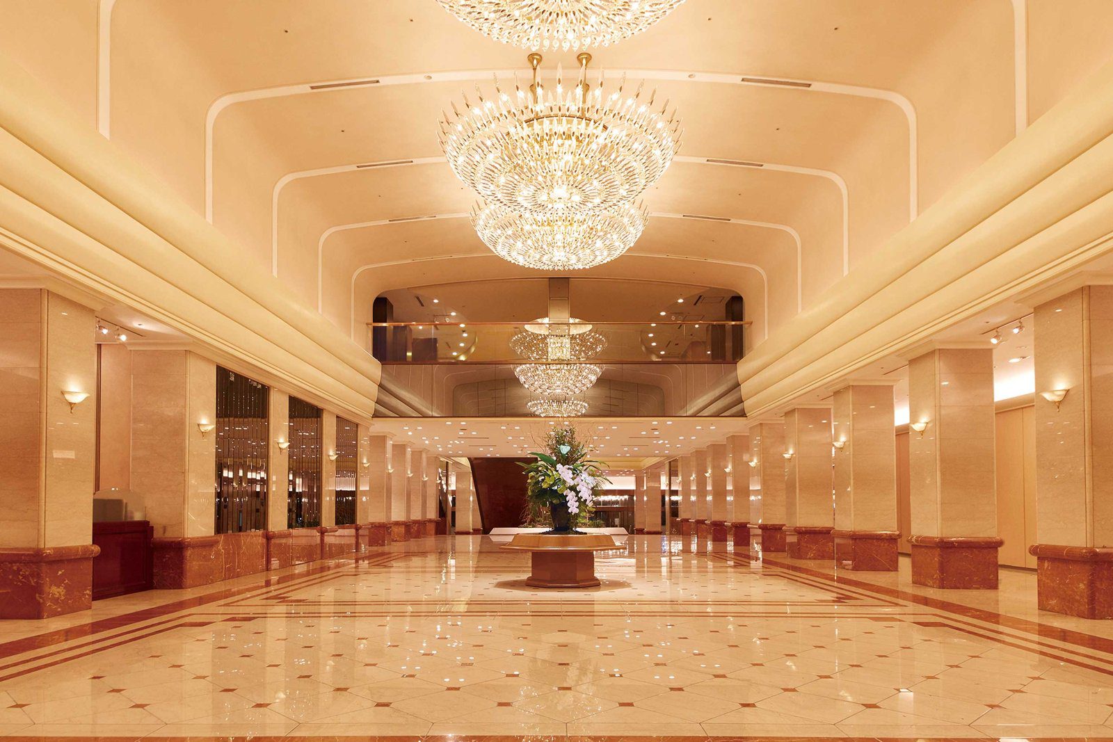 京王廣場飯店 挑高大廳與水晶吊燈