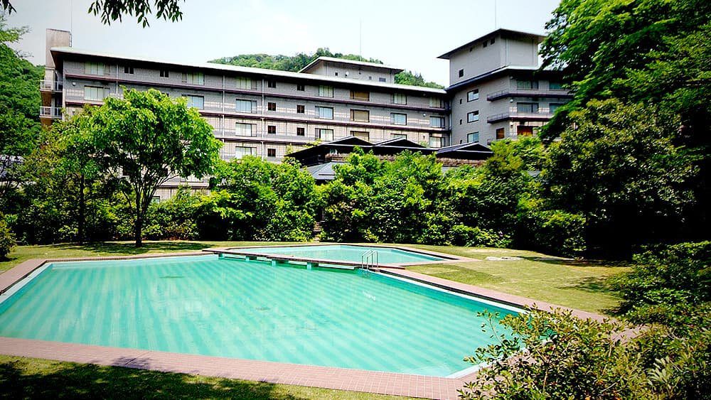 城崎溫泉 西村屋招月庭 庭園泳池與飯店建築