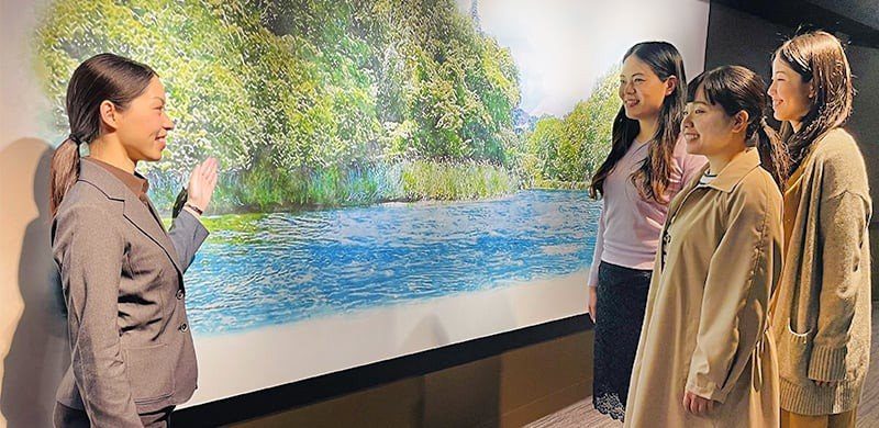 導覽人員在麒麟富士御殿場蒸餾所向參觀旅客解說威士忌製程