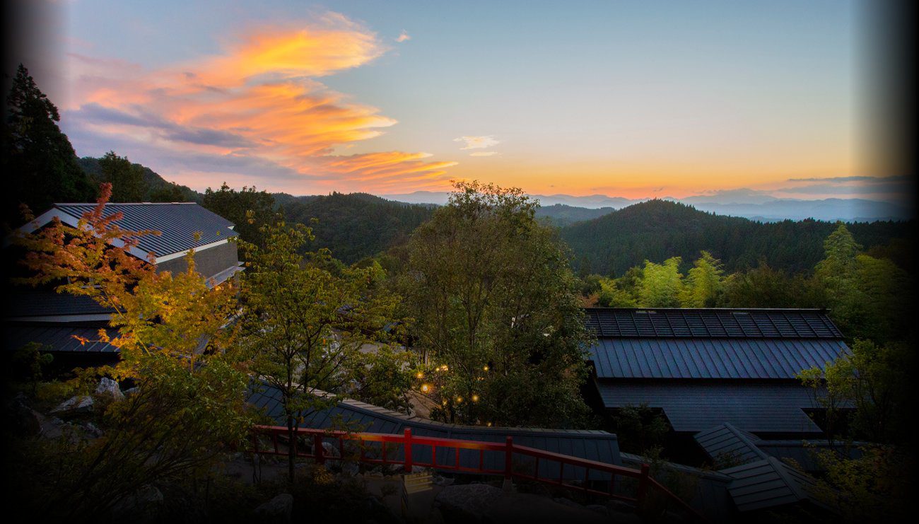 黑川溫泉 月洸樹 夕陽下的山林與離れ屋頂