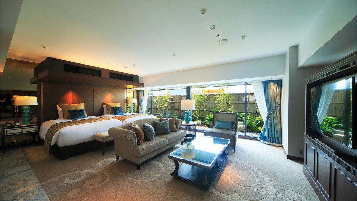 京都世紀酒店 Garden Suite 客廳與窗外庭園
