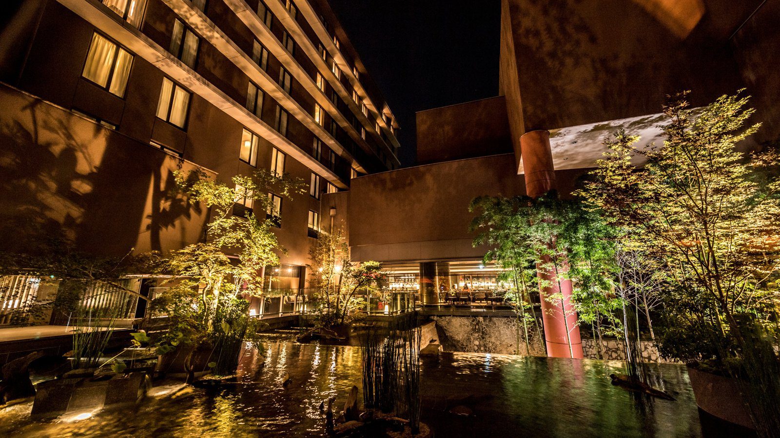 京都東急飯店 夜間點燈的中庭與流水