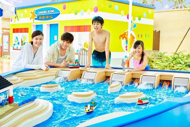 日本樂高樂園 造船 親子把自己組的小船放進水道