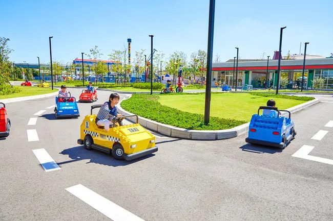 日本樂高樂園 駕駛學校 孩子駕駛樂高小車行駛道路