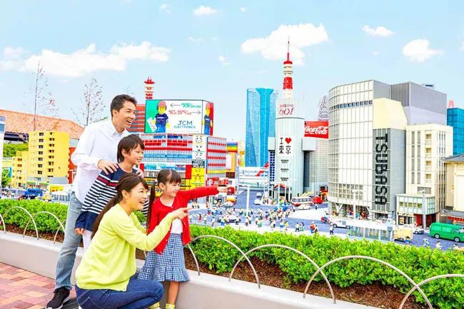 日本樂高樂園 迷你樂園 一家人欣賞積木拼成的東京街景