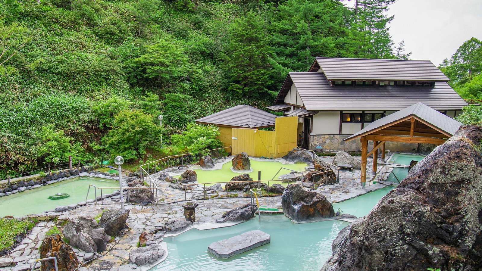 萬座高原大飯店 岩石間分布多個浴池的石庭露天風呂