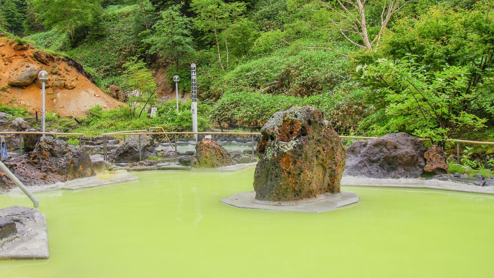 萬座高原大飯店 黃綠色湯色的竜泉之湯浴池