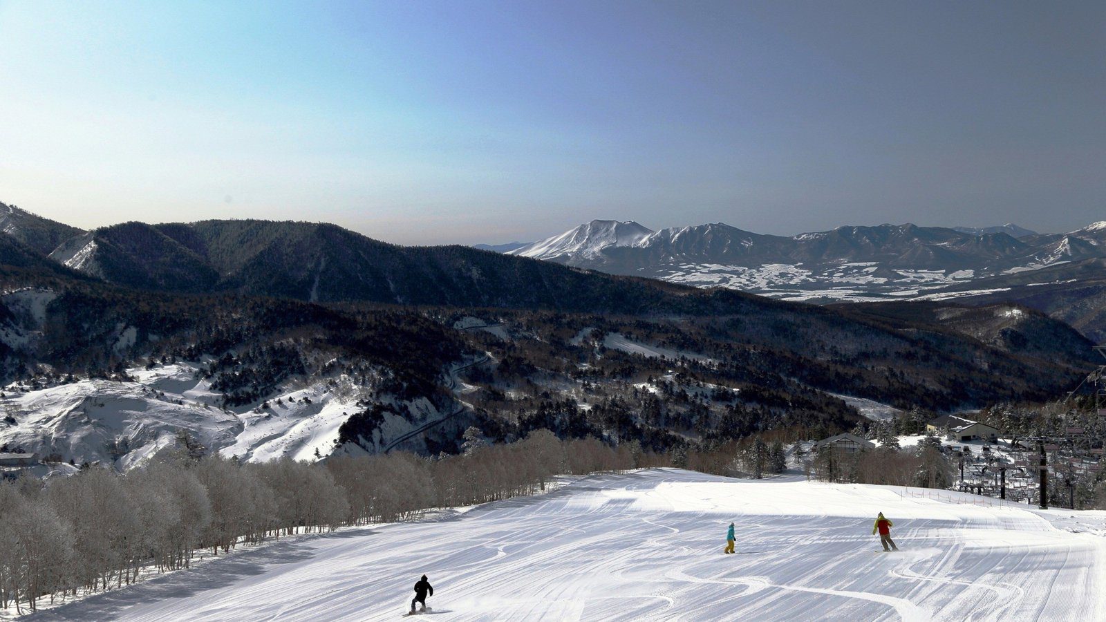 萬座高原大飯店 萬座溫泉滑雪場雪道與遠方群山