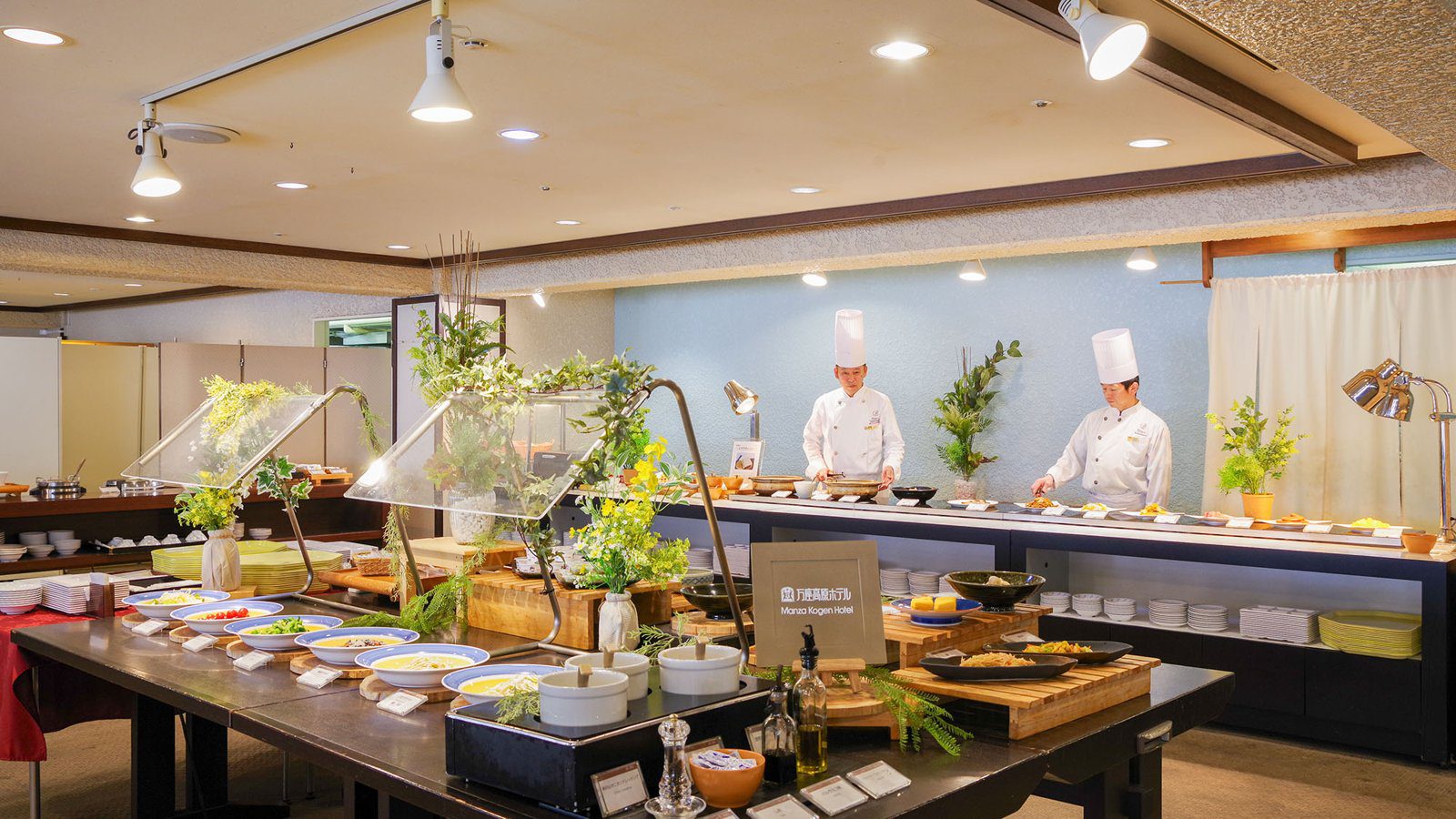 萬座高原大飯店 自助餐廳白根的餐檯與廚師
