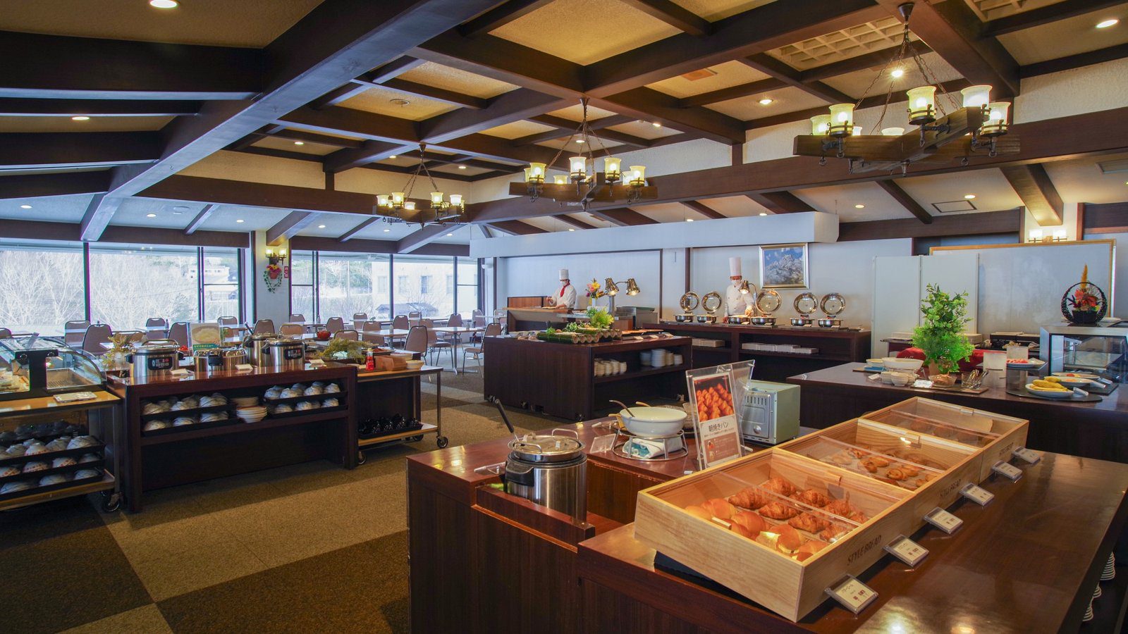萬座王子大飯店 自助餐廳しゃくなげ的餐檯與座位區