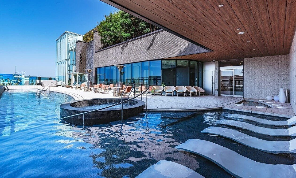 博多都酒店 頂樓 Outdoor Spa 的溫泉泳池