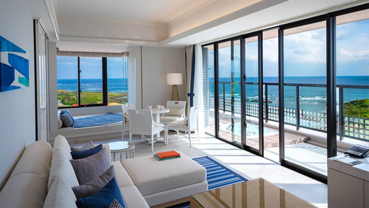 宮古島 Hotel Shigira Mirage Bayside 客房的客廳與海景