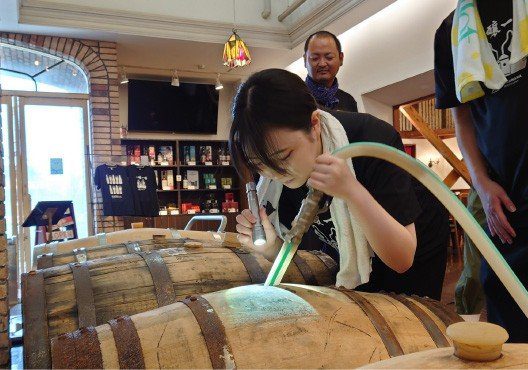 長濱蒸溜所熟成庫內使用取酒器從橡木桶抽取威士忌原酒體驗