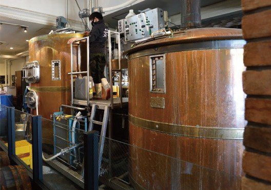 滋賀縣長濱蒸溜所內釀酒職人操作銅製糖化與釀造設備