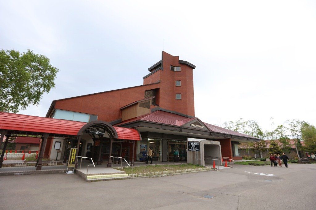 日本威士忌蒸餾所見學報到接待中心與試飲會場建築外觀實拍