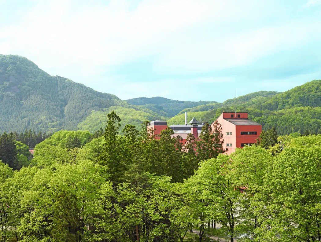 宮城縣仙台郊外被綠意山谷環繞的NIKKA宮城峽蒸餾所紅磚建築