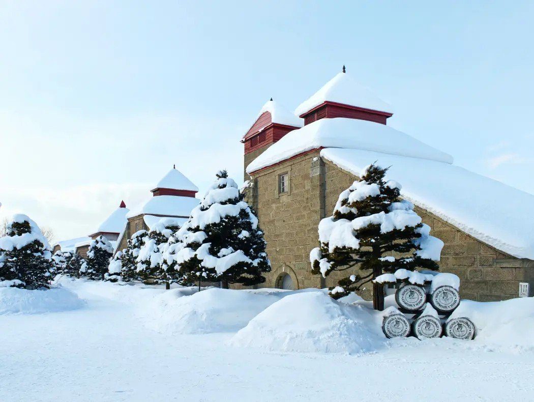 北海道NIKKA余市蒸餾所冬季雪景與紅頂乾燥塔歷史建築外觀