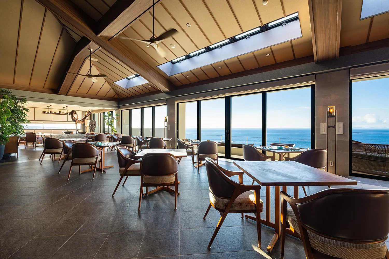 One Suite THE GRAND 古宇利島 La BOMBANCE 的用餐空間