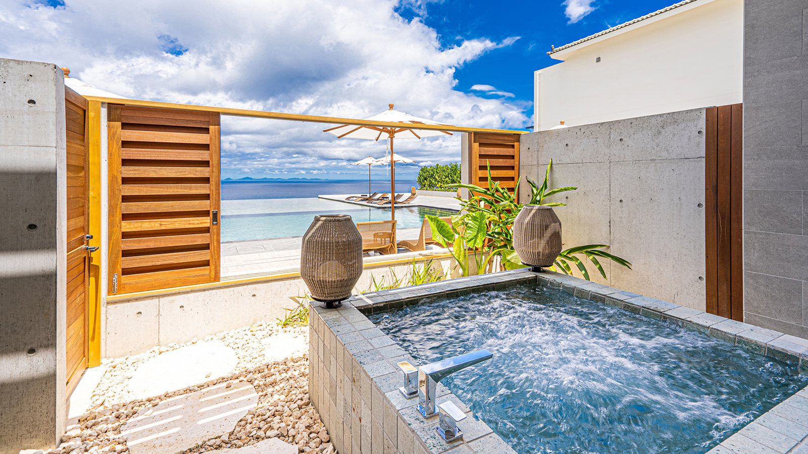 One Suite THE GRAND 古宇利島 Premier Ocean View 的庭院按摩浴缸